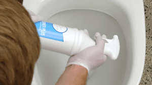Rengøring af toilet med kalkrander
